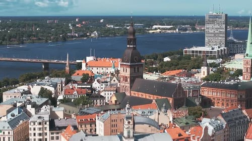 Panoramablick auf die Altstadt von Riga, Petersdom, Kuppeln, Kathedrale in Riga, Lettland