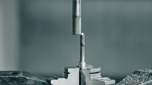 Präzises Metallbohren mit einer CNC-Maschine in der Industriewerkstatt