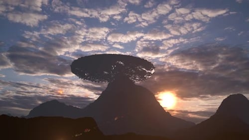 UFO fliegt über dem Sonnenuntergang am Berg