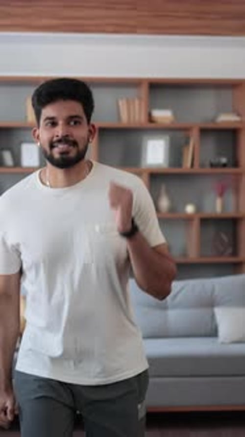 Mann macht Sport zu Hause