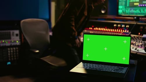 Técnico de Audio experto que procesa y mezcla sonidos junto a la pantalla de maquetas