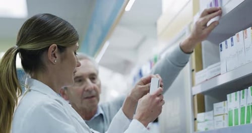 Vidéo en 4k d'un pharmacien aidant un client âgé