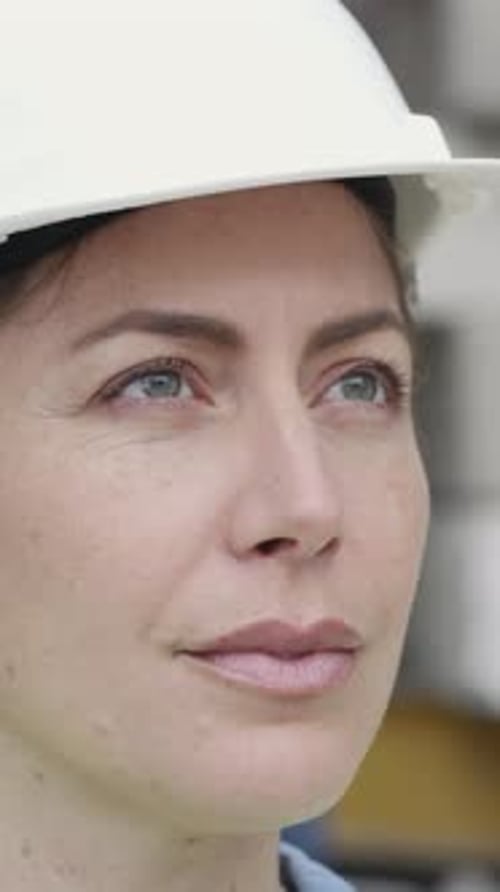 Constructor, construcción y sonrisa con una mujer en el sitio para construir, inspeccionar o expandir