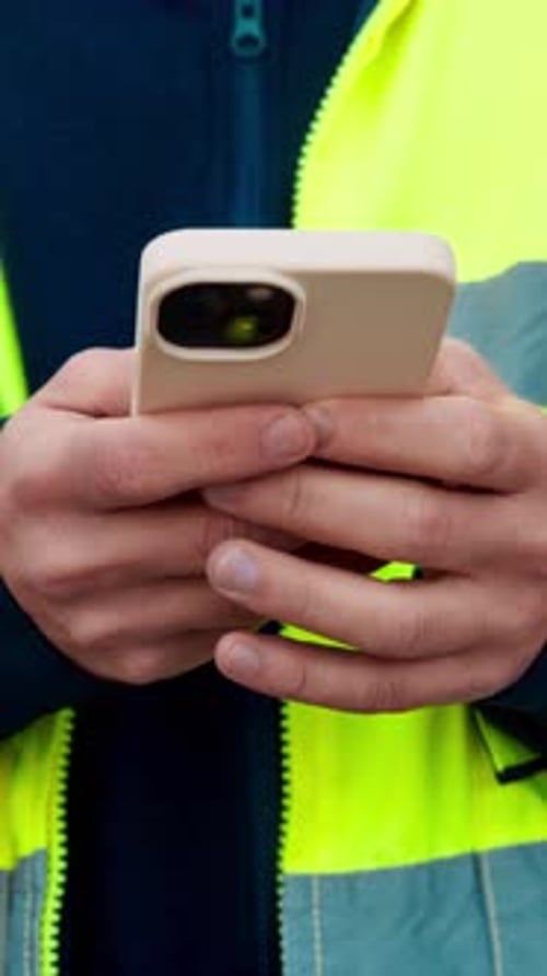 Persona, manos y arquitecto con teléfono para la construcción, la comunicación o la red en el sitio