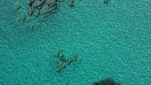 Imagens aéreas de uma água azul-turquesa perfeitamente cristalina na ilha de Creta, Grécia.
Linda