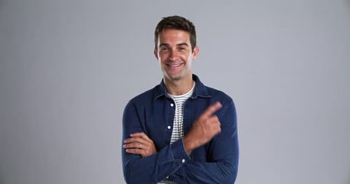 Mann, zeigt und wirbt im Studiomockup, Lächeln im Gesicht und Rabattaktion von Gray