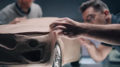 Des concepteurs fabriquent un prototype de voiture à partir