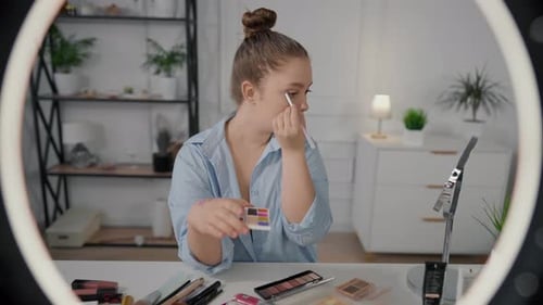 Influencer Bloguera de Belleza Probando Nuevos Cosméticos y Mostrando en Vídeo Tutorial A Una Mujer Joven Bonita