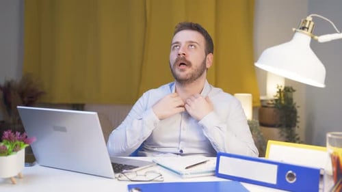 Un employé de bureau à domicile suffoque à cause de la chaleur.