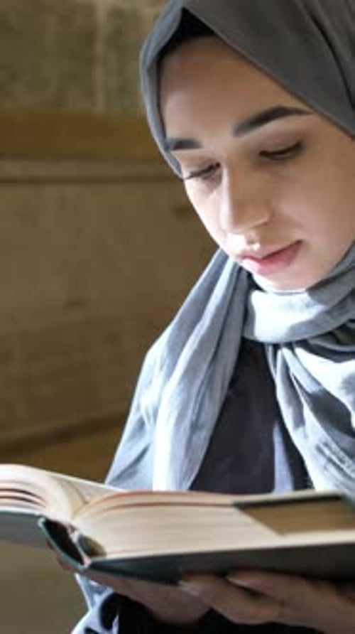 Treues Mädchen liest den Koran