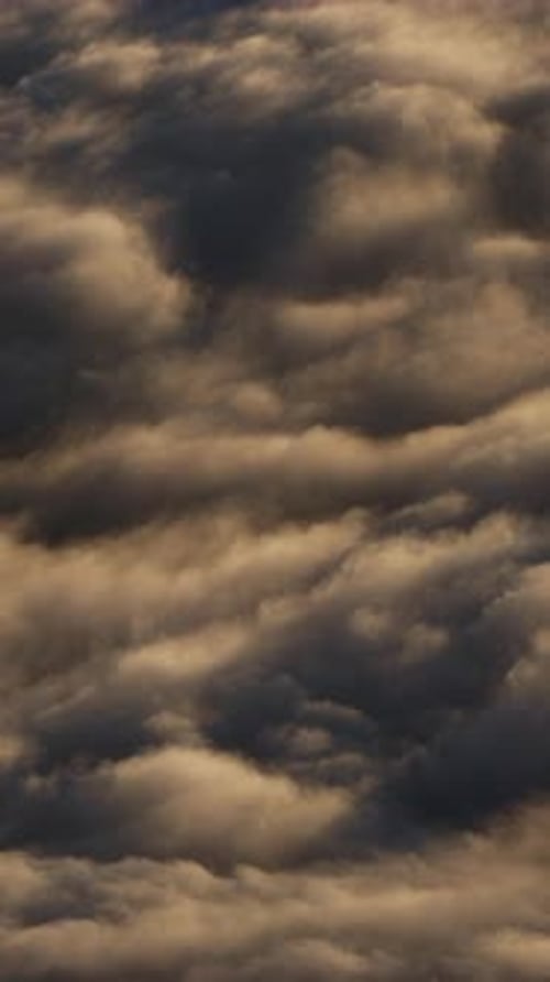 Dramatisch Wolkenmuster in goldenem Licht — ein atemberaubendes Schauspiel der Majestät der Natur
