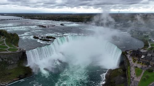 Experimenta la impresionante belleza de las Cataratas del Niágara desde arriba, con sus poderosas aguas brumosas