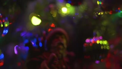 Nahaufnahme eines klassisch aussehenden Weihnachtsmann-Modells mit mehrfarbigem Weihnachtslicht-Bokeh. Planung und so