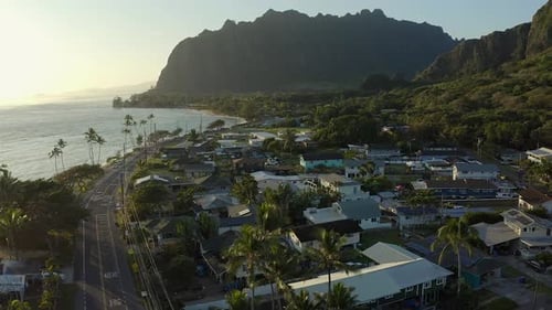 Imagen aérea del tranquilo pueblo de Kaaawa, Hawái, durante el amanecer en dirección al rancho de Kualoa,