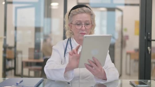 Doctora senior que usa una tableta en la clínica