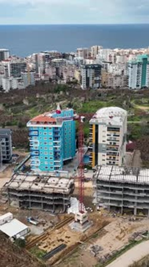 Vídeo vertical, vista aérea, obra de construcción, obra en obra