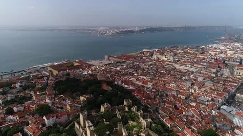 Panoramablick auf das wunderschöne Stadtbild von Lissabon bei sonnigem Tag, Portugal