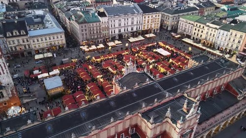 Vista aérea de los puestos del mercado navideño junto a la Lonja de los Paños en Cracovia, Polonia