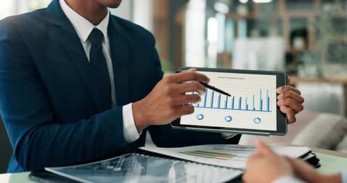 Conseil, finances et infographie sur écran de tablette avec des hommes d'affaires au bureau pour l'investissement