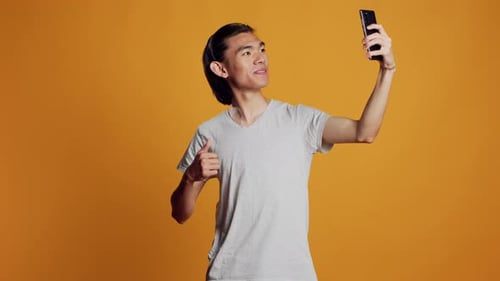 Cara feliz tirando fotos e agindo despreocupado