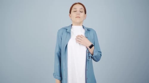 Une femme essoufflée respire difficilement.