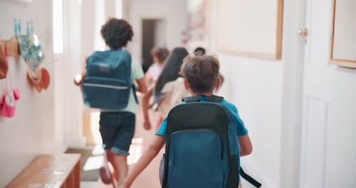 Bildung, Rücken und Laufen mit den Kindern in der Schule für Pause, Wachstum und Lernen