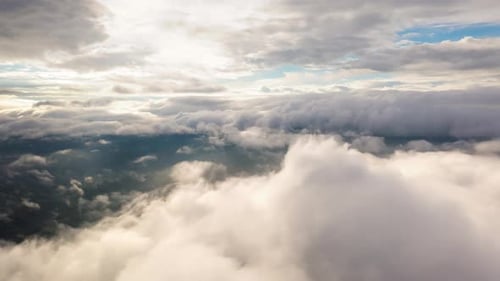 Zeitraffervideo, Luftaufnahme, Morgenlandschaft, Nebel, der über den hohen Bergen fließt.