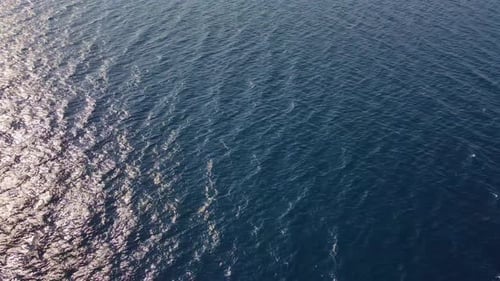 Blauer Meerwasseroberflächenhintergrund und Sonnenreflexionen
