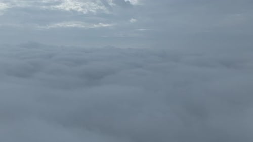 Filmmusik Atemberaubende Luftfahrt durch die weißen, flauschigen Wolken hoch am himmlischen Himmel mit