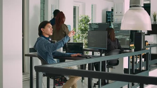 Digitaler Entwickler analysiert Ar-Hologramm zur Arbeit an HTML-Skripten