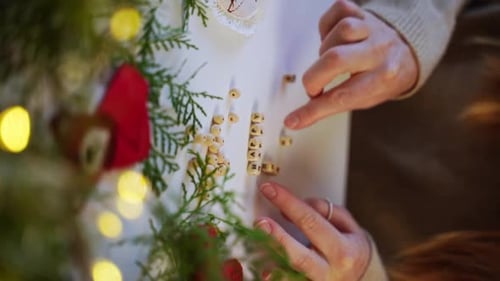 Mãos femininas em closeup fazendo feliz ano novo com blocos de madeira com letras