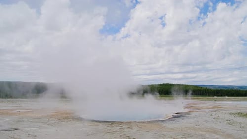 Dampf steigt aus aktiven Geysiren im Yellowstone-Nationalpark auf