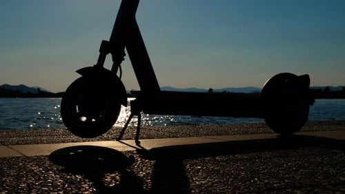 Trottinette au repos au crépuscule