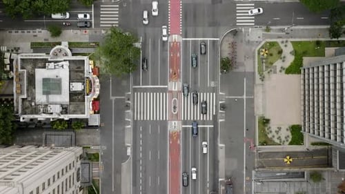 Vista aérea de cima para baixo acima do tráfego na Avenida Paulista, em São Paulo, Brasil
