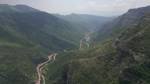 Un desfiladero increíble y un panorama montañoso sin fin que se extiende en la distancia. Vista atmosférica.