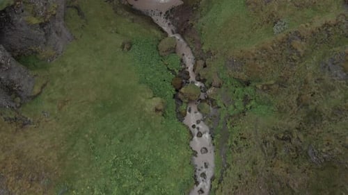 Vue prise par drone d'une cascade sur la route principale d'Islande. Cela a été pris à une vitesse régulière avec Natura