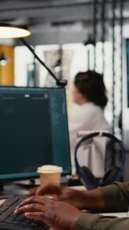 Vertikale Video-Nahaufnahme eines Ingenieurs im Büro, der einen AI LLM-Chatbot verwendet, um Hilfe zu erhalten