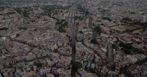 Luftaufnahme des urbanen Stadtbildes mit Straßen, Indien.