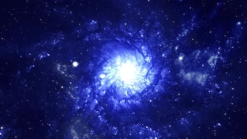 Vuela a una galaxia azul luminosa en espiral a través de cúmulos de estrellas.