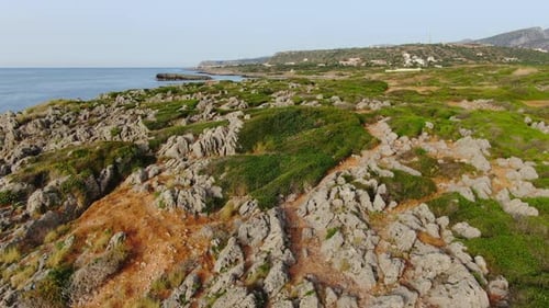 Drohnen-Luftaufnahme der malerischen Küste und der felsigen Klippe. Kreta, Griechenland.