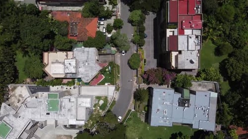 Vue aérienne zénithale d'une rue du Country Club à Caracas, Venezuela