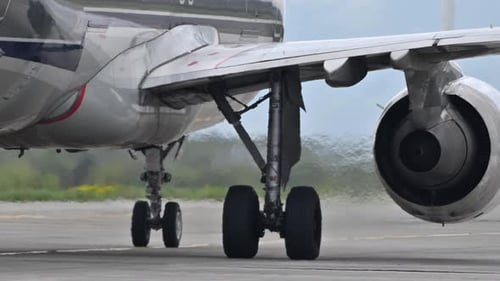 Enorme motor a reacción de avión, vista de cerca, movimiento hacia adelante, neblina de calor, avión lejano alineándose detrás