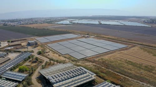 Nachhaltige Energielösungen. Luftaufnahme eines Solarkraftparks in einem ländlichen Tal.