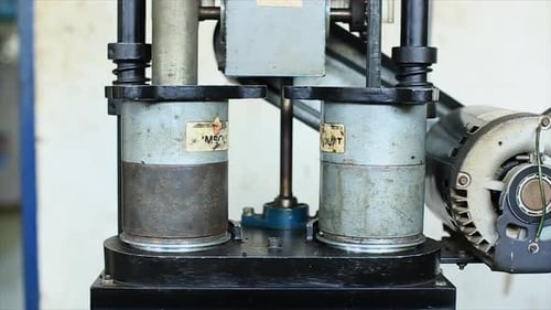 Un compacteur automatique double standard avec base rotative compacte simultanément deux échantillons d'asphalte Marshall