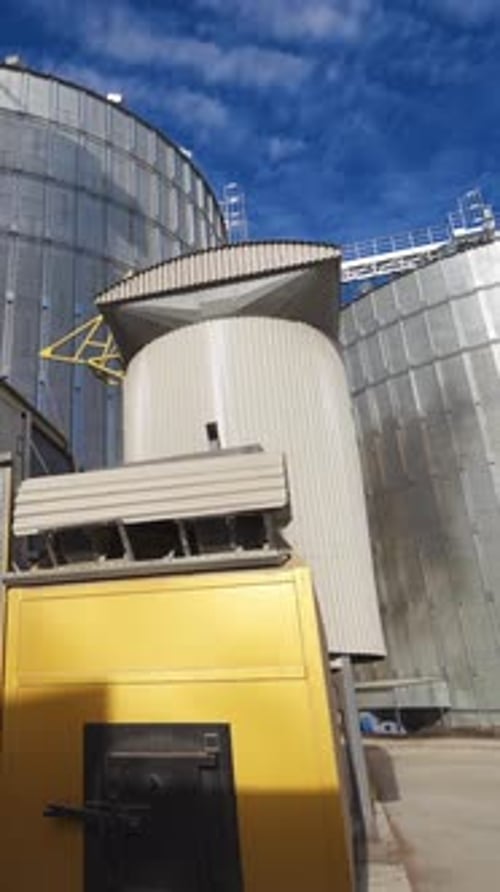 Ascenseur Granary moderne. Silos en argent sur une usine de transformation et de fabrication de produits agricoles