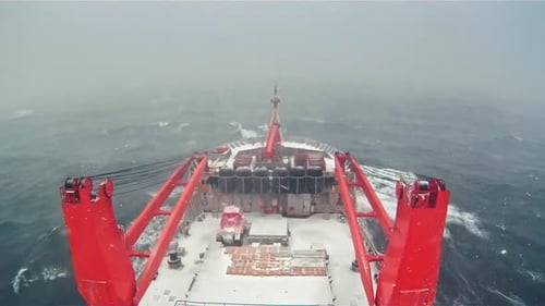 Schiff im kalten Meerwasser während eines Schneesturms