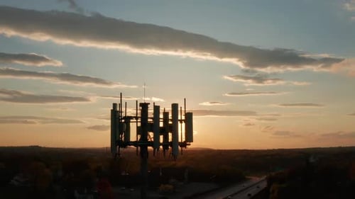 Tecnología de telefonía móvil aérea 5G, torre 4G al amanecer y al atardecer. Tema de tecnología y comunicaciones.
En