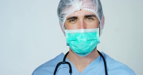 Nahaufnahme eines Chirurgen oder Arztes mit Maske und Headset betriebsbereit im Krankenhaus oder