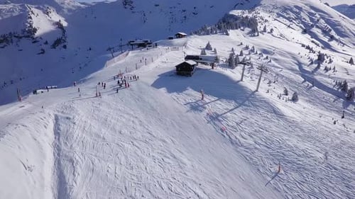Passez au-dessus d'une piste et d'un télésiège