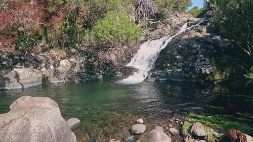 Fließendes Waldwasser, Teich, Drohnenblick, Natur, Wasserfall, Wasserfall, felsiger Hügel